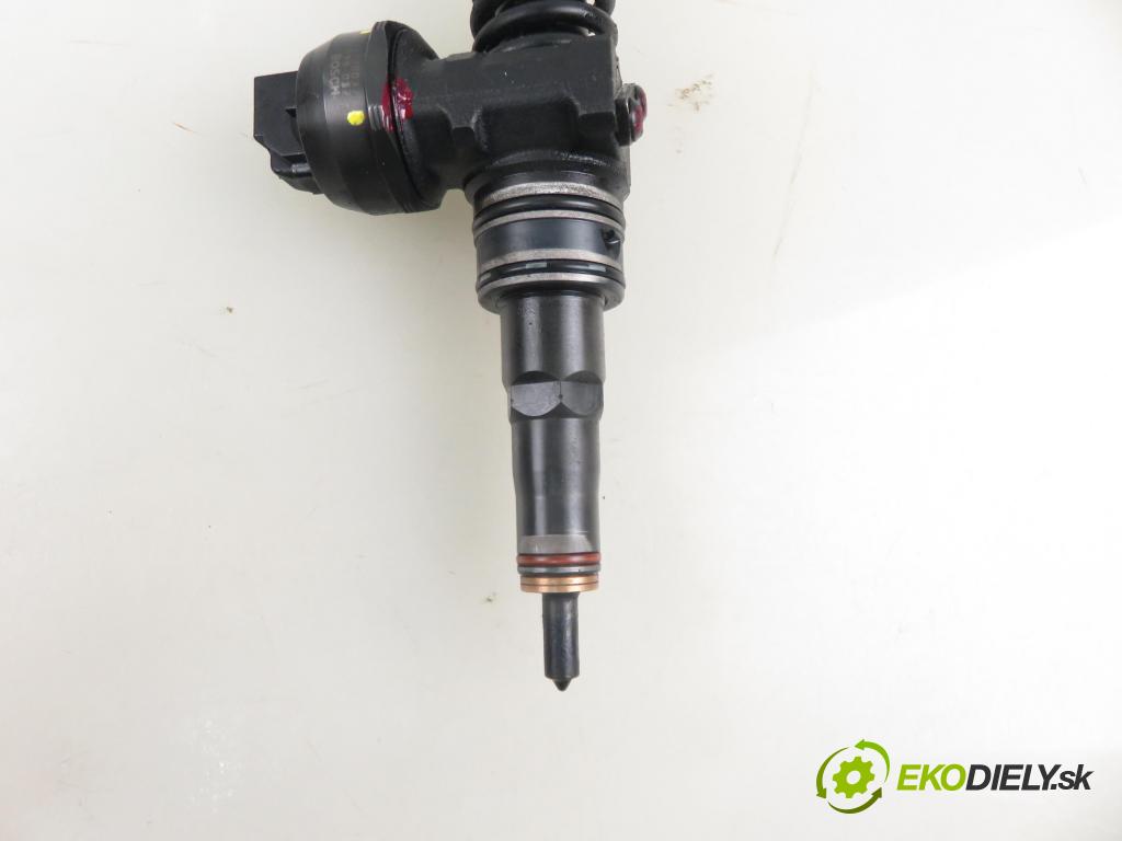 VW PASSAT B5.5 Variant (3B6) KOMBI 2003 74,00 1.9 TDI PD 101 - AVB 1896,00 Vstrekovač 038130073AJ ; 0414720037 (Vstrekovač paliva)