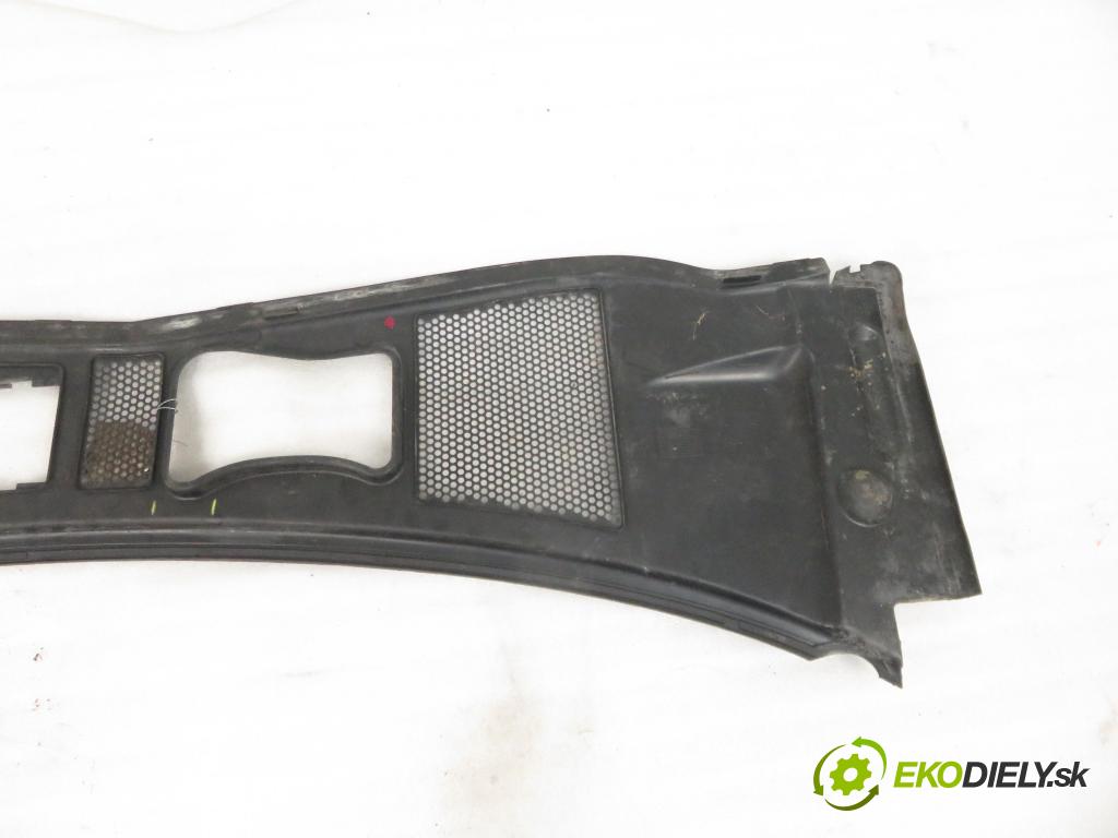 VW PASSAT B5.5 Variant (3B6) KOMBI 2003 96,00 1.9 TDI PD 130 - AVF 1896,00 torpédo plast pod čelní okno 3B1819417C (Plast pod čelním sklem)