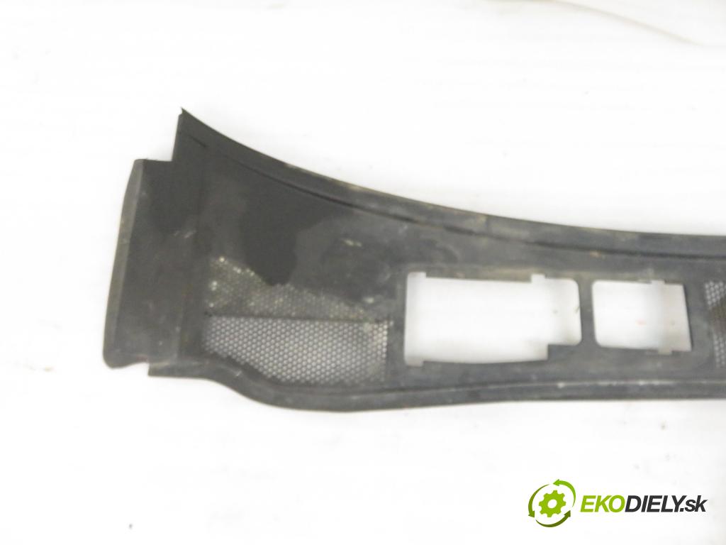 VW PASSAT B5.5 Variant (3B6) KOMBI 2003 96,00 1.9 TDI PD 130 - AVF 1896,00 torpédo plast pod čelní okno 3B1819417C (Plast pod čelním sklem)