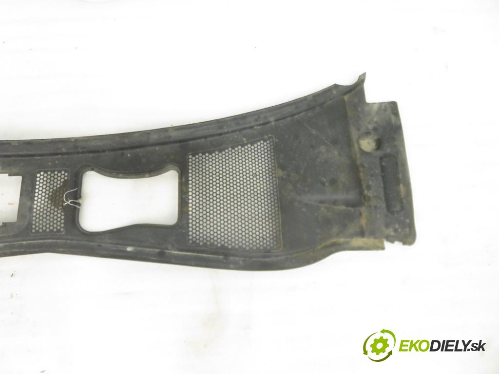 VW PASSAT B5.5 Variant (3B6) KOMBI 2003 96,00 1.9 TDI PD 130 - AVF 1896,00 torpédo plast pod čelní okno 3B1819417C (Plast pod čelním sklem)