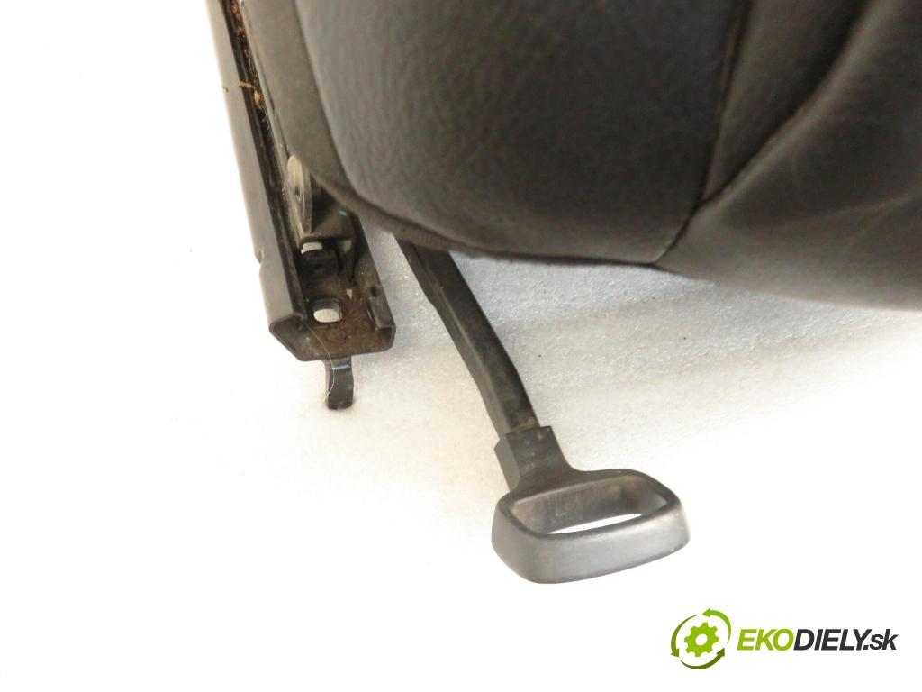 VW PASSAT B6 (3C2) SEDAN 2006 103,00 2.0 TDI - BMP 1968,00 Sedadlo šoféri