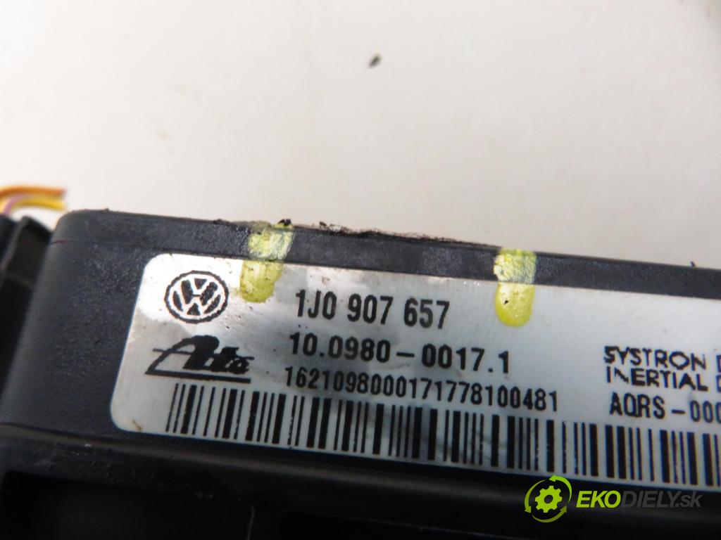 VW BORA (1J2) SEDAN 1998 110,00 2.3 V5 - AGZ 2324,00 snímač ESP 1J1907637 ; 1J0907657 ; 10098004102