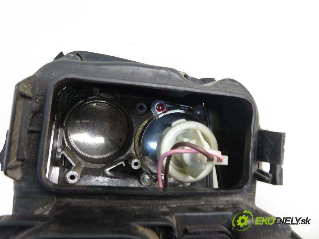 VW BORA (1J2) SEDAN 1998 110,00 2.3 V5 - AGZ 2324,00 Svetlo PP