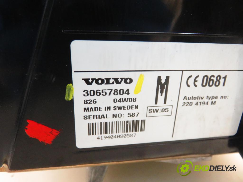 VOLVO V70 II SW (285) KOMBI 2004 154,00 2.5 T AWD 209 - B 5254 T2 2521,00 RADIO CD 30657637 ; 30657804
