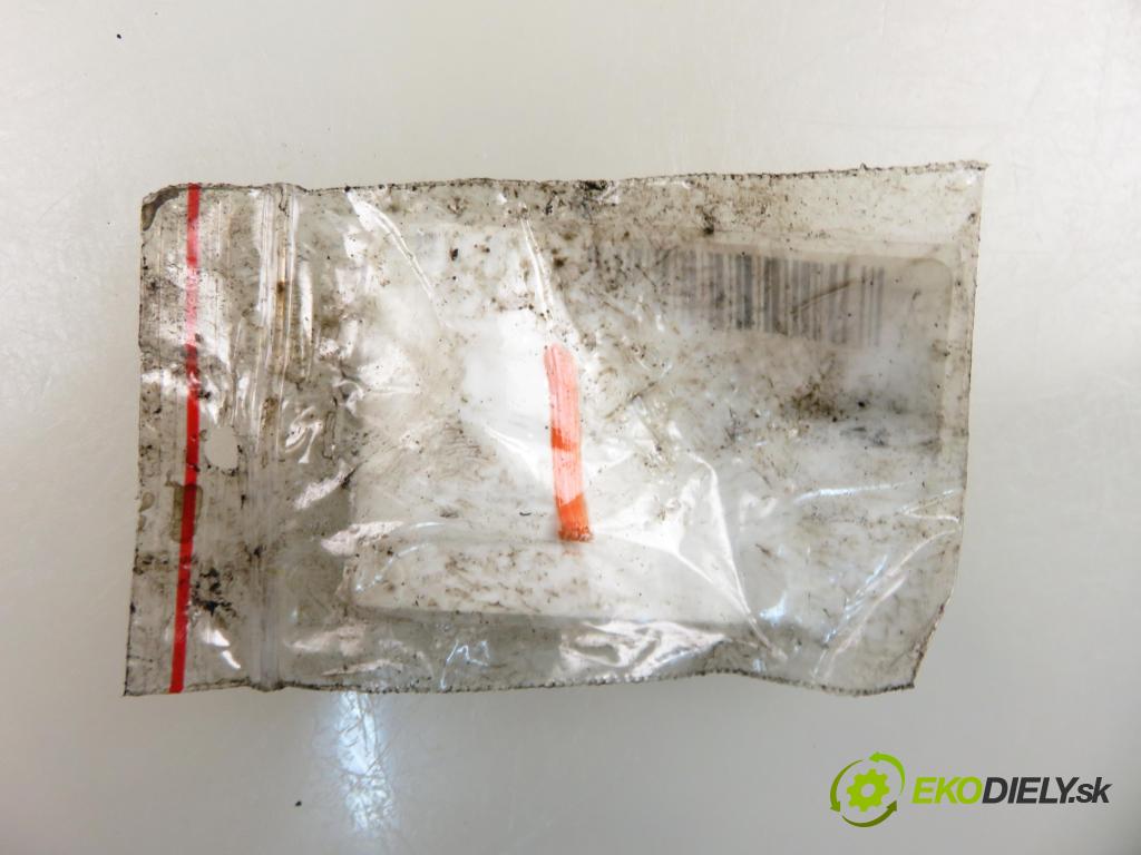 MERCEDES-BENZ VITO Autobus (638) BUS 2001 90,00 112 CDI 2.2 122  - OM 611.980 2151,00 vstrekovač 0445110035 ; 6130700187 (Vstrekovač paliva)