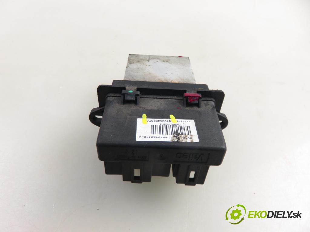 CHRYSLER VOYAGER IV (RG, RS) MINIVAN 2004 105,00 2.5 CRD 143 - ENJ 2499,00 rezistor / REOSTAT: topení 04885482AC