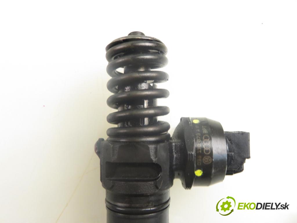 AUDI A4 (8E2, B6) SEDAN 2003 74,00 1.9 TDI PD 101 - AVB 1896,00 Vstrekovač 038130073AR ; 0414720214 (Vstrekovač paliva)