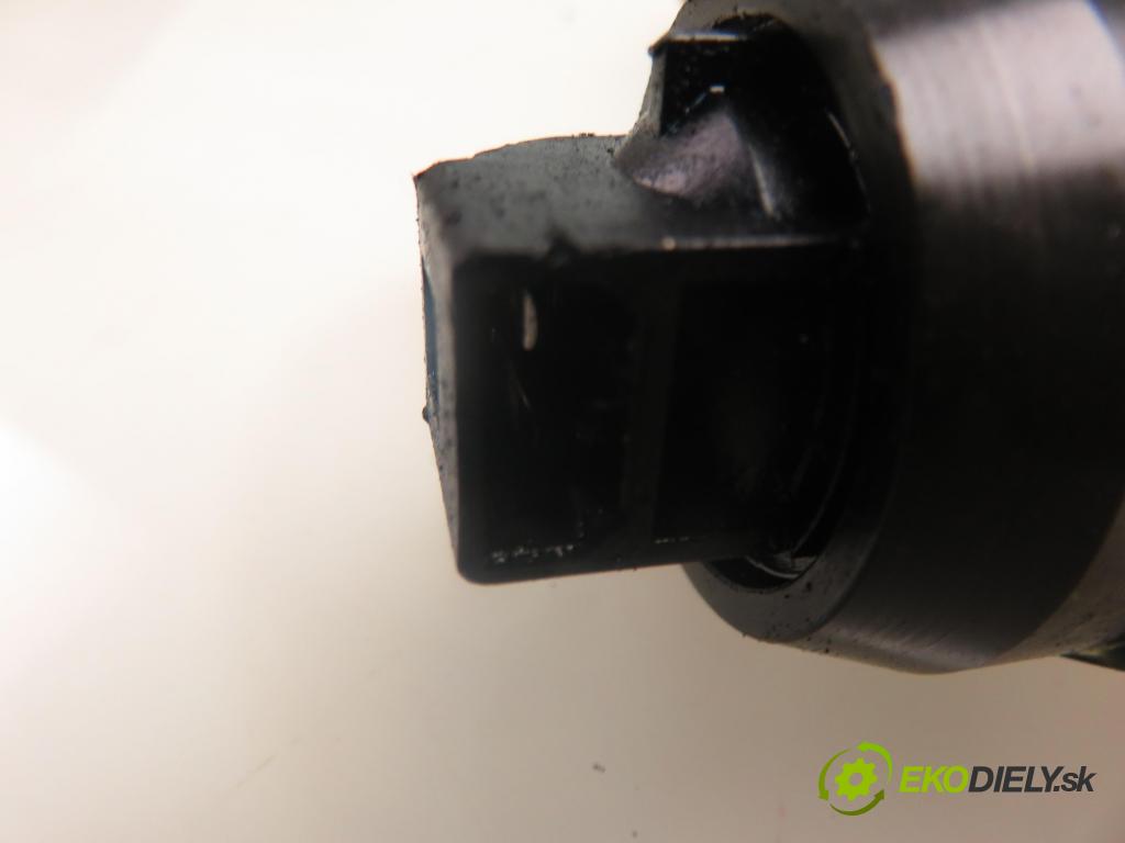 AUDI A4 (8E2, B6) SEDAN 2003 74,00 1.9 TDI PD 101 - AVB 1896,00 Vstrekovač 038130073AR ; 0414720214 (Vstrekovač paliva)