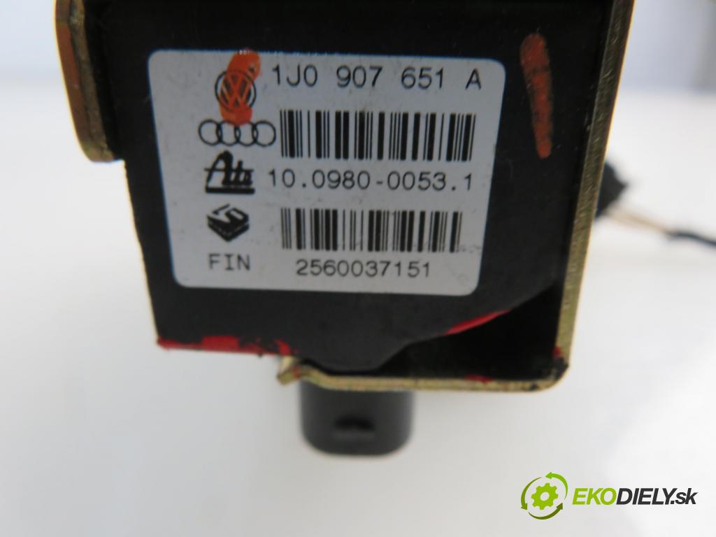 VW GOLF IV (1J1) HB 2000 75,00 1.6 - AVU 1595,00 snímač ESP 1J0907657B ; 10098001121 ; 1J0907651A