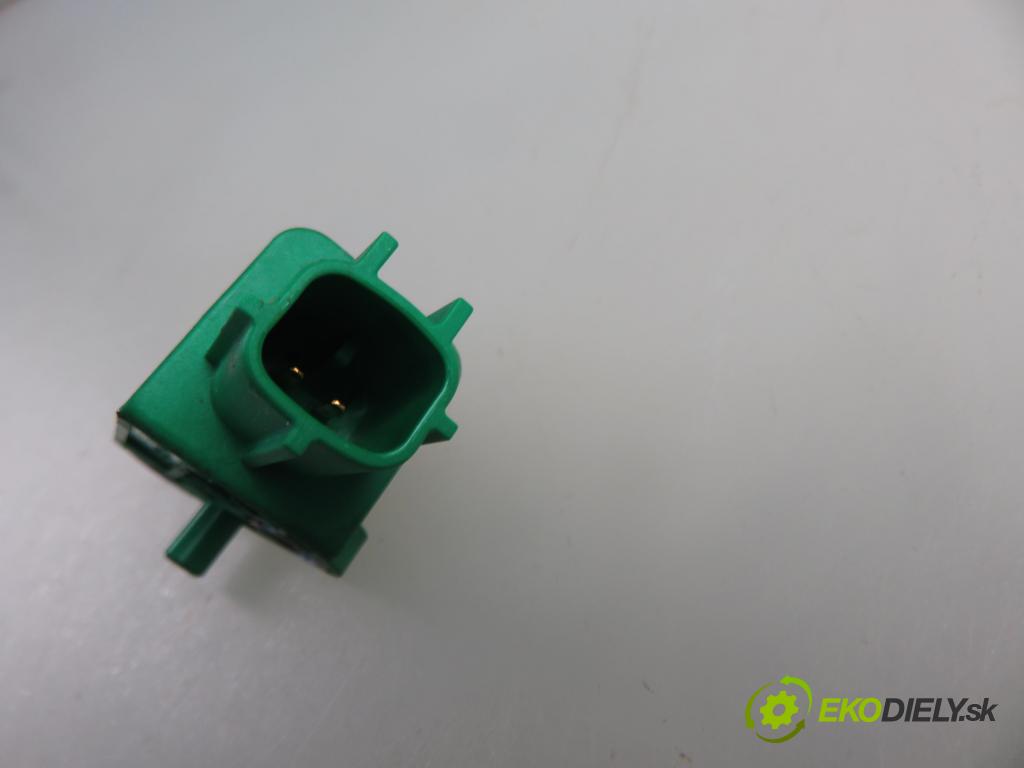 SEAT ALTEA (5P1) HB 2006 77,00 1.9 TDI - BKC 1896,00 Snímač nárazu 5WK43273 ; 1K0909606 (Snímač nárazu)