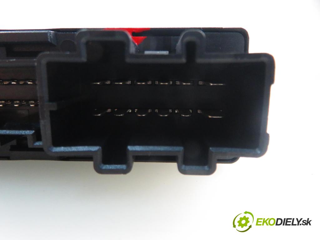 AUDI A4 (8E2, B6) SEDAN 2002 74,00 1.9 TDI PD 101 - AVB 1896,00 MODUL komfortu 8E0959433AE