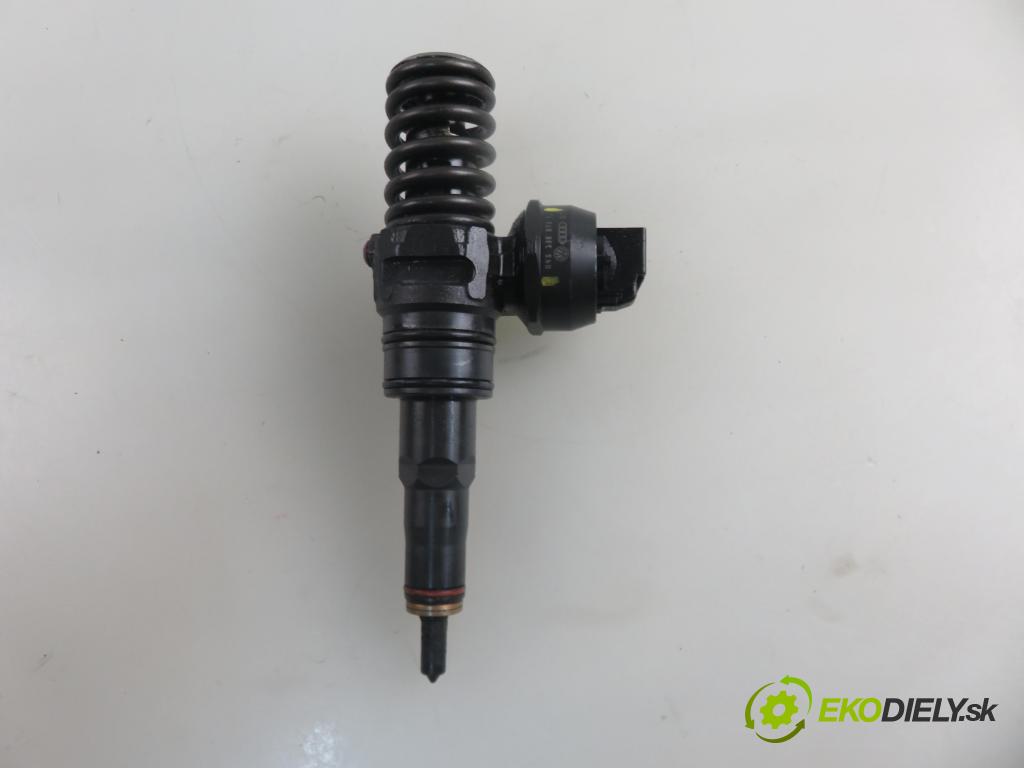 VW PASSAT B5 (3B2) SEDAN 1999 74,00 1.9 TDI - AVB 1896,00 Vstrekovač 045130073T ; 0414720035 (Vstrekovač paliva)