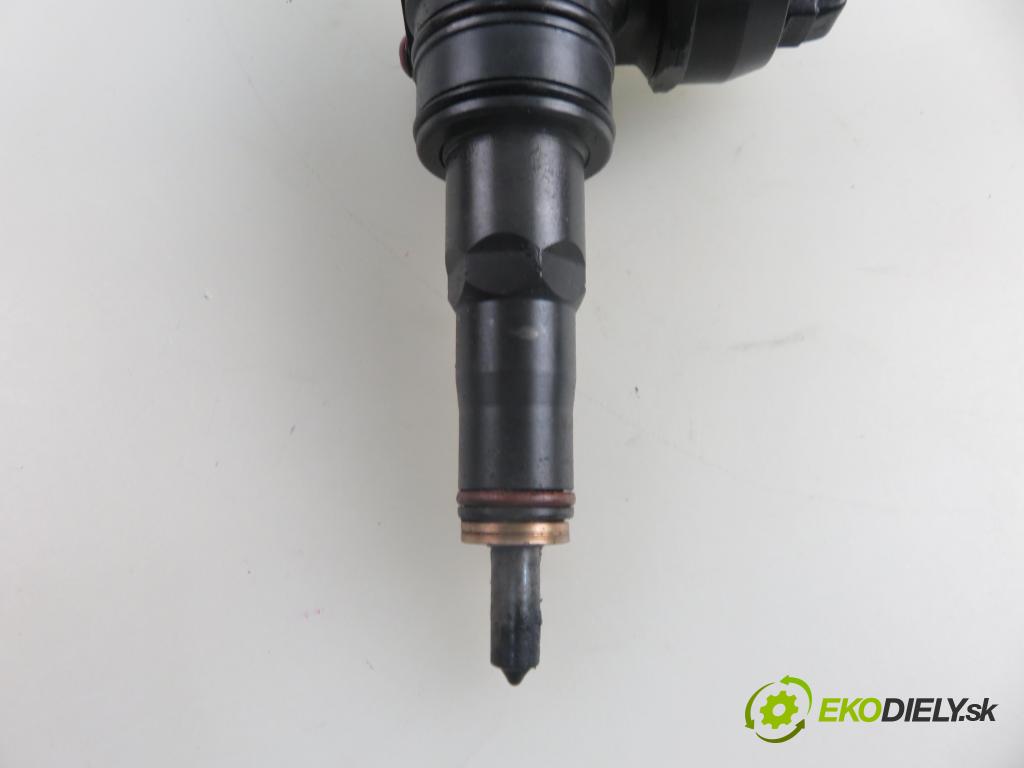 VW PASSAT B5 (3B2) SEDAN 1999 74,00 1.9 TDI - AVB 1896,00 Vstrekovač 045130073T ; 0414720035 (Vstrekovač paliva)