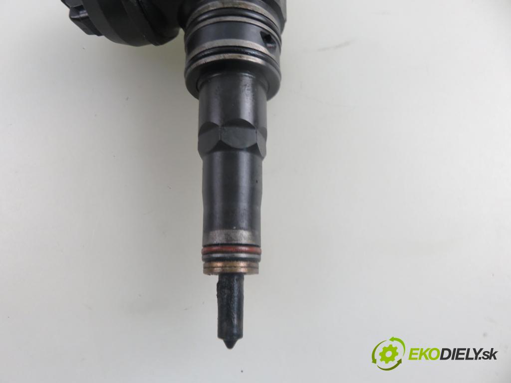 VW PASSAT B5 (3B2) SEDAN 1999 74,00 1.9 TDI - AVB 1896,00 Vstrekovač 045130073T ; 0414720035 (Vstrekovač paliva)