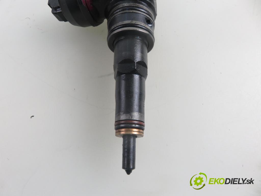 VW PASSAT B5 (3B2) SEDAN 1999 74,00 1.9 TDI - AVB 1896,00 Vstrekovač 045130073T ; 0414720035 (Vstrekovač paliva)