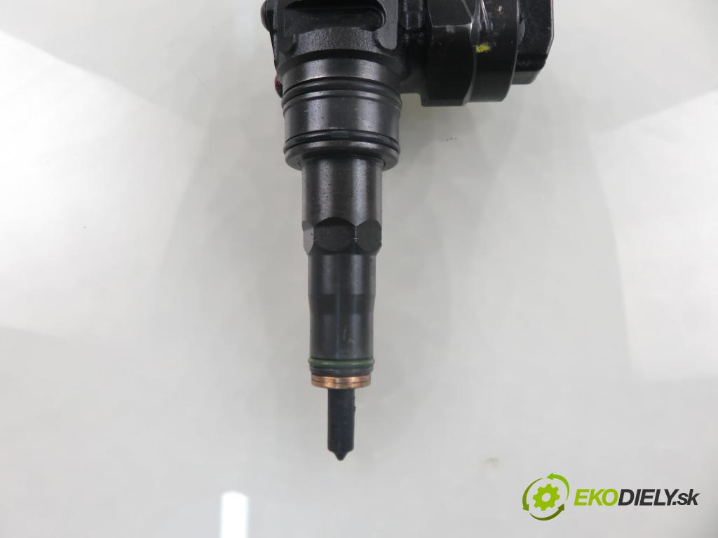 AUDI A4 Avant (8D5, B5) KOMBI 2001 85,00 1.9 TDI - AJM 1896,00 Vstrekovač 038130073F (Vstrekovač paliva)