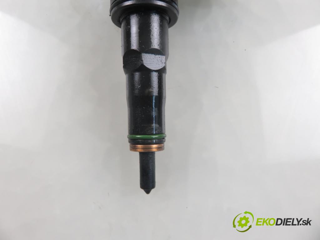 AUDI A4 Avant (8D5, B5) KOMBI 2001 85,00 1.9 TDI - AJM 1896,00 Vstrekovač 038130073F (Vstrekovač paliva)