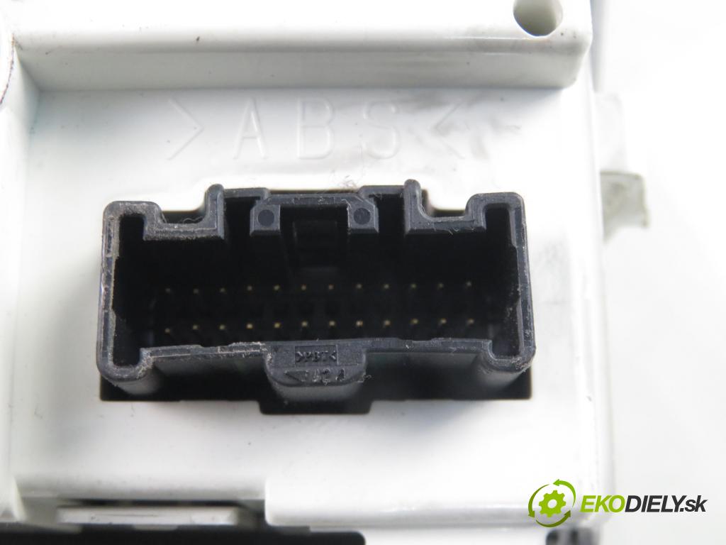 MAZDA 3 (BK) HB 2007 66,00 1.6 MZ-CD - Y406 1560,00 Panel kúrenia KLIMATIZACE: K1900BS3L