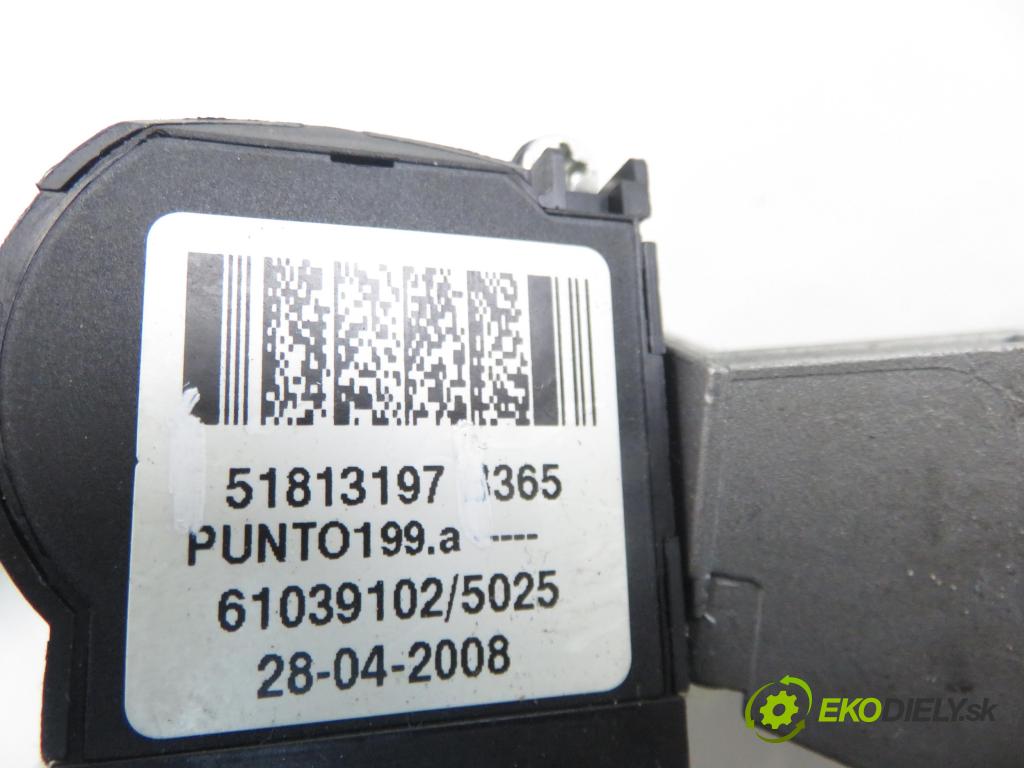 FIAT GRANDE PUNTO (199_) HB 2009 55,00 1.4 - 199 A7.000 1368,00 spinačka 01098401 ; 51813197 (Spínacia skrinka)