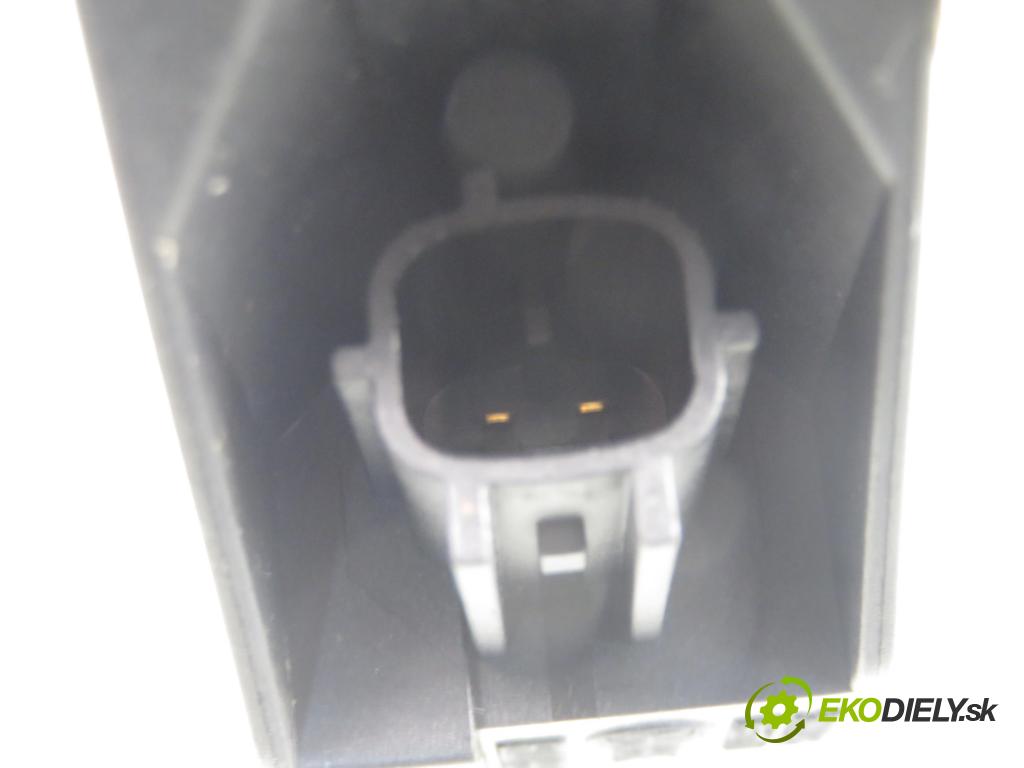 VW PASSAT B5.5 (3B3) SEDAN 2000 96,00 1.9 TDI PD 130 - AVF 1896,00 Snímač nárazu 5WK42895 ; 6Q0909606 (Snímač nárazu)