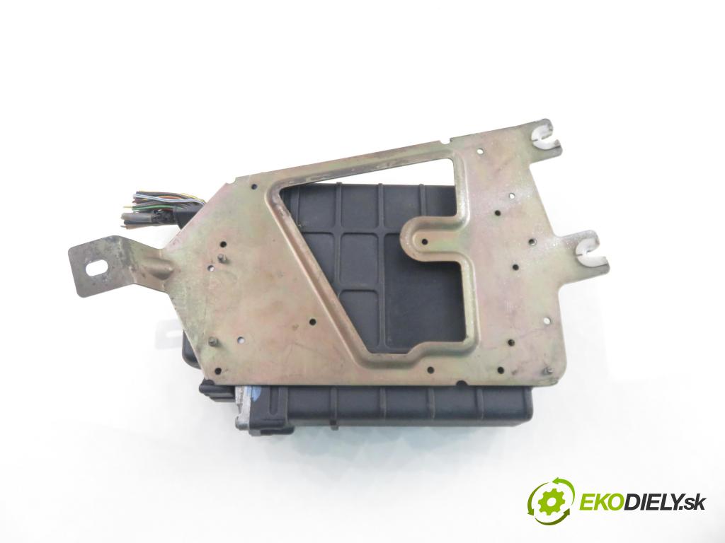 VW PASSAT B3/B4 Variant (3A5, 35I) KOMBI 1994 74,00 1.6 - AEK 1595,00 Riadiaca jednotka Motor 0261203729 ; 037906258AQ