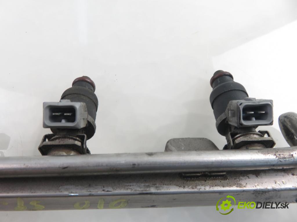 AUDI A3 (8L1) HB 1998 92,00 1.8 - AGN 1781,00 Lišta vstrekovacia 06A133317B ; 06A906031A (Vstrekovacia lišta)