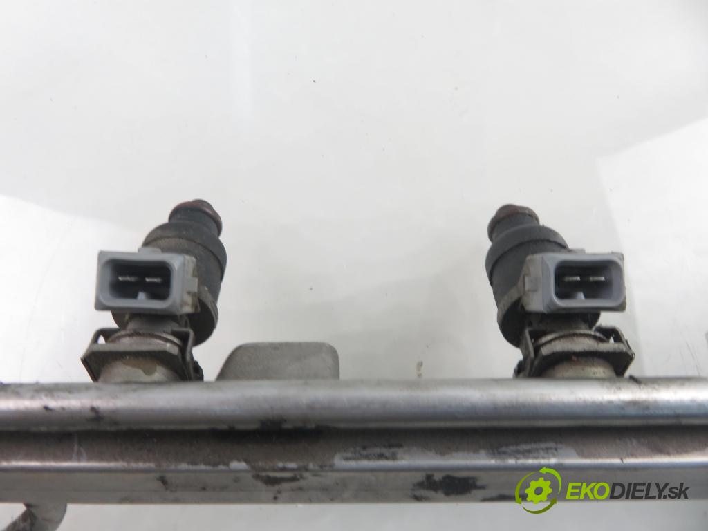 AUDI A3 (8L1) HB 1998 92,00 1.8 - AGN 1781,00 Lišta vstrekovacia 06A133317B ; 06A906031A (Vstrekovacia lišta)