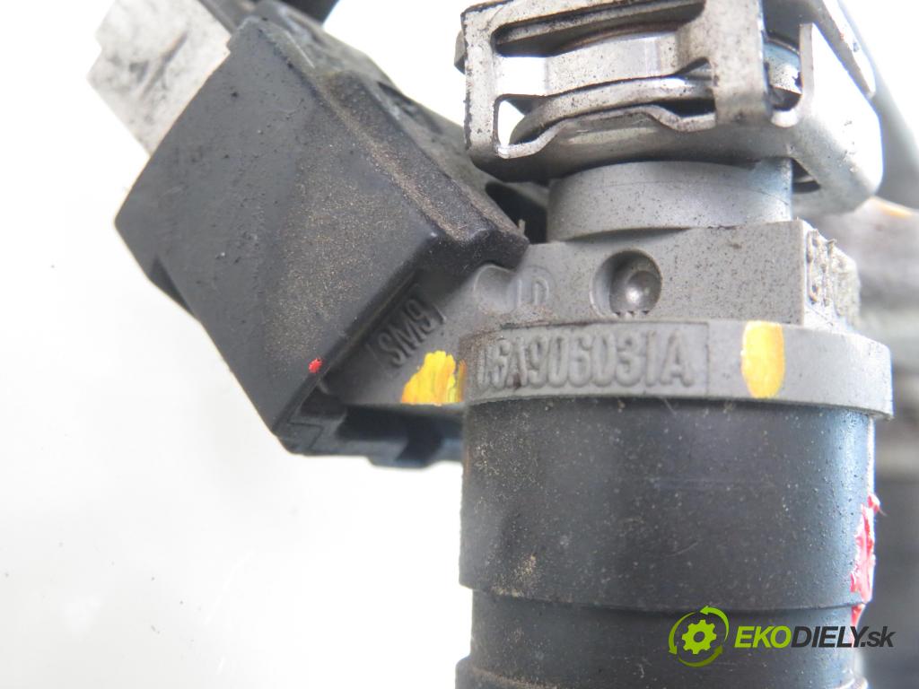 AUDI A3 (8L1) HB 1998 92,00 1.8 - AGN 1781,00 Lišta vstrekovacia 06A133317B ; 06A906031A (Vstrekovacia lišta)