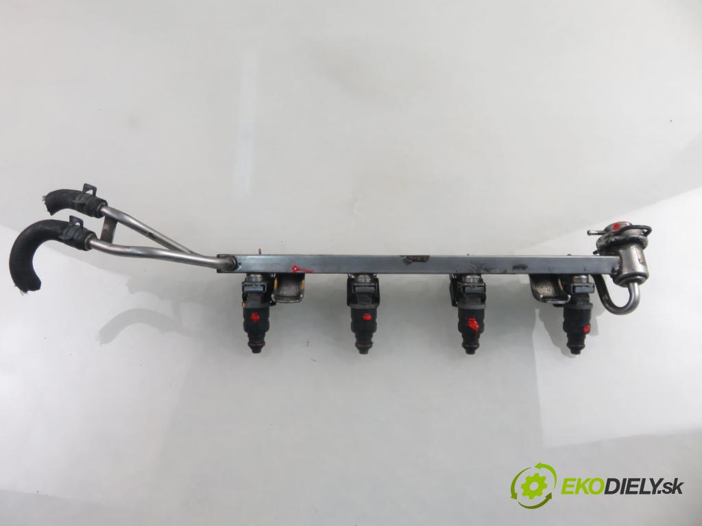 AUDI A3 (8L1) HB 1998 92,00 1.8 - AGN 1781,00 Lišta vstrekovacia 06A133317B ; 06A906031A (Vstrekovacia lišta)