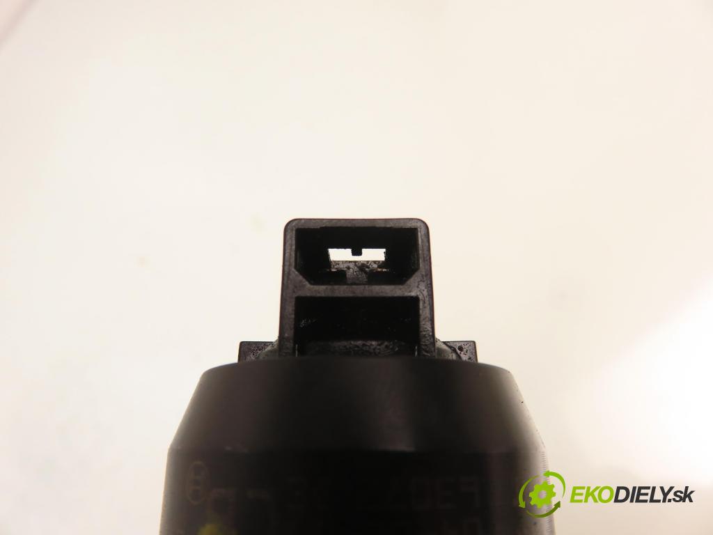 AUDI A4 (8E2, B6) SEDAN 2001 96,00 1.9 TDI PD 130 - AWX 1896,00 Vstrekovač 038130073AR ; 0414720214 (Vstrekovač paliva)