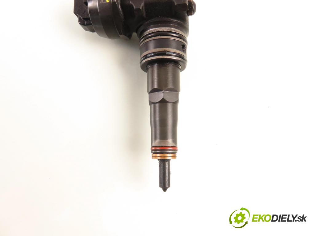 AUDI A4 (8E2, B6) SEDAN 2001 96,00 1.9 TDI PD 130 - AWX 1896,00 Vstrekovač 038130073AR ; 0414720214 (Vstrekovač paliva)