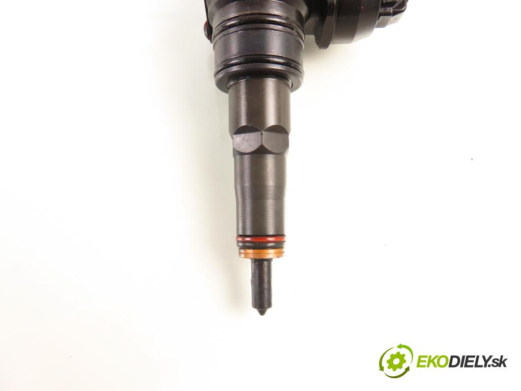 AUDI A4 (8E2, B6) SEDAN 2001 96,00 1.9 TDI PD 130 - AWX 1896,00 Vstrekovač 038130073AR ; 0414720214 (Vstrekovač paliva)