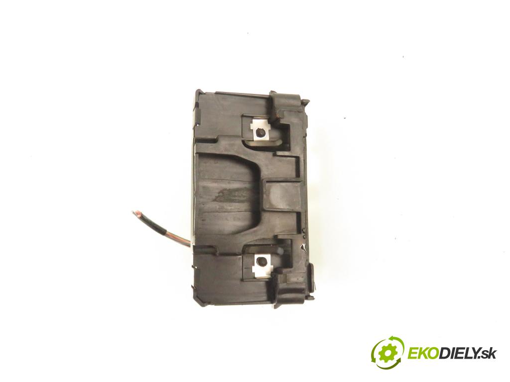 RENAULT MEGANE II (BM0/1_, CM0/1_) HB 2003 83,00 1.6 16V 113 - K4M 760 1598,00 CZYTNIK KARTY: S118539001E ; 8200074331A