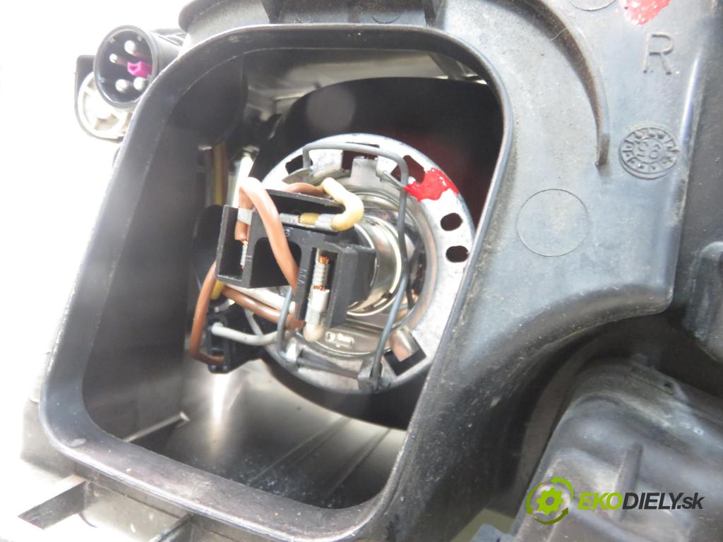 AUDI A4 (8D2, B5) SEDAN 1996 74,00 1.6 8V 100 - ADP 1595,00 Svetlo PP 8D0941004A