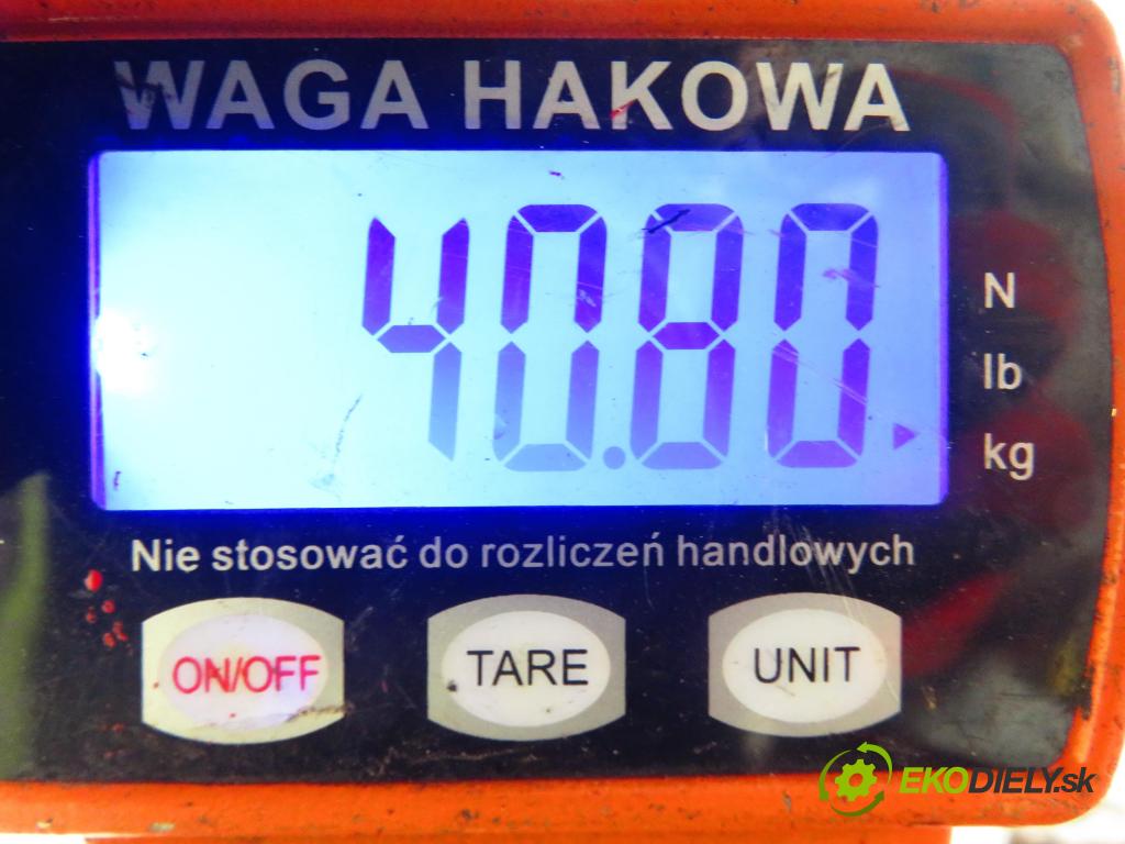 AUDI A4 (8D2, B5) SEDAN 1996 74,00 1.6 8V 100 - ADP 1595,00 výztuha zadní část ABS