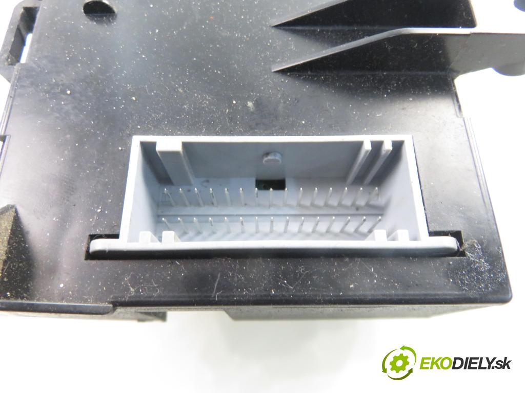 RENAULT CLIO II (BB_, CB_) HB 2003 66,00 1.6 (B/CB0D) - K7M 744 1598,00 Panel kúrenia KLIMATRONIK 8200069371