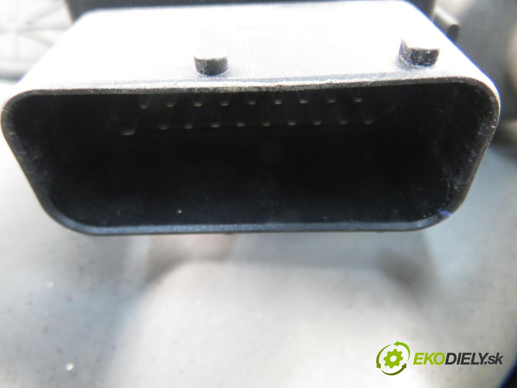 VW BORA (1J2) SEDAN 1999 85,00 2 - APK 1984,00 mechanismus oken PPE 1J1959802D ; 1J4837756F