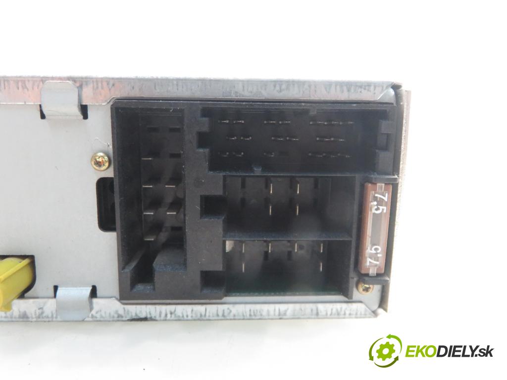 AUDI A4 (8E2, B6) SEDAN 2003 74,00 1.9 TDI PD 101 - AVB 1896,00 RADIO CD 8E0035186