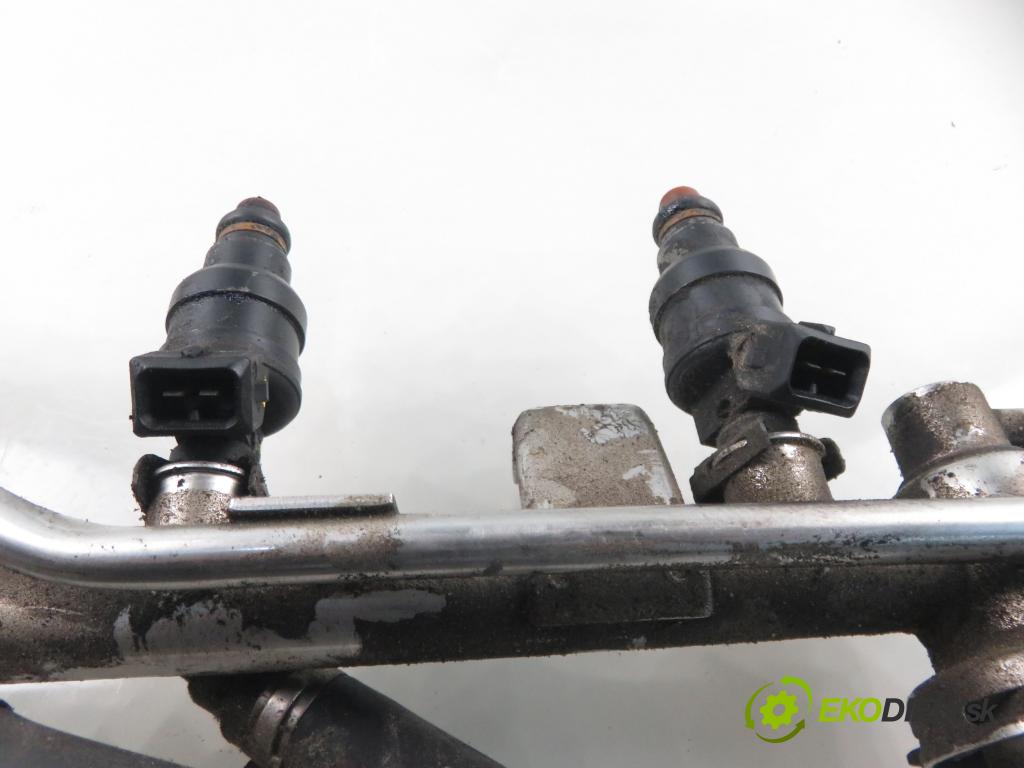 AUDI A4 Avant (8D5, B5) KOMBI 1995 92,00 1.8 - ADR 1781,00 Lišta vstrekovacia 058133551A ; 0280150444 ; 058133681 (Vstrekovacia lišta)