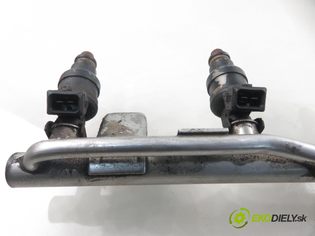 AUDI A4 Avant (8D5, B5) KOMBI 1995 92,00 1.8 - ADR 1781,00 Lišta vstrekovacia 058133551A ; 0280150444 ; 058133681 (Vstrekovacia lišta)