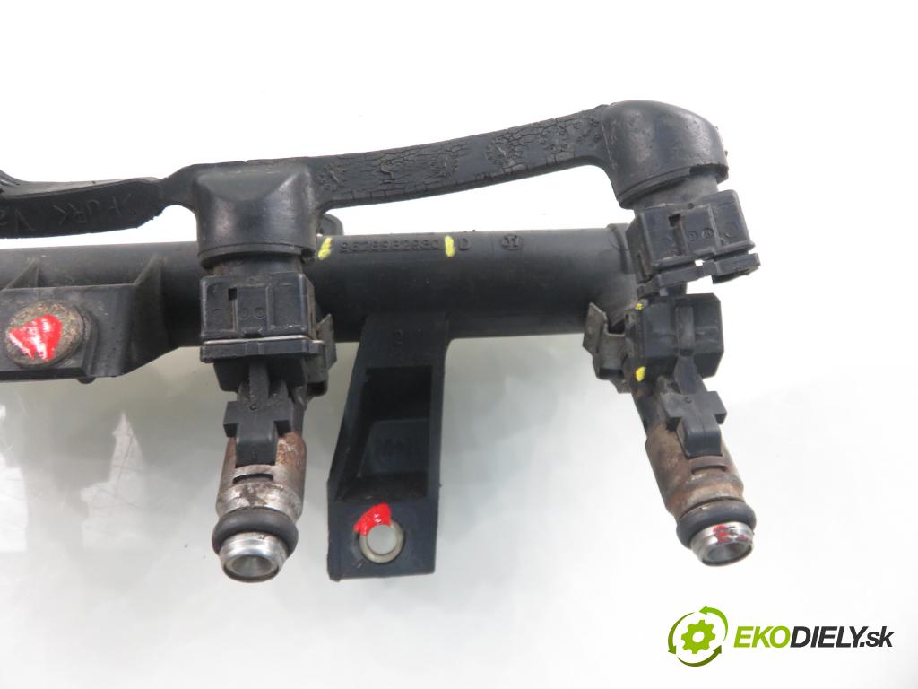 PEUGEOT 206 liftback (2A/C) HB 2003 440,00 1.1 i - HFX (TU1JP) 1124,00 Lišta vstrekovacia 9628982980 ; 9638128080 ; IPM002 (Vstrekovacia lišta)