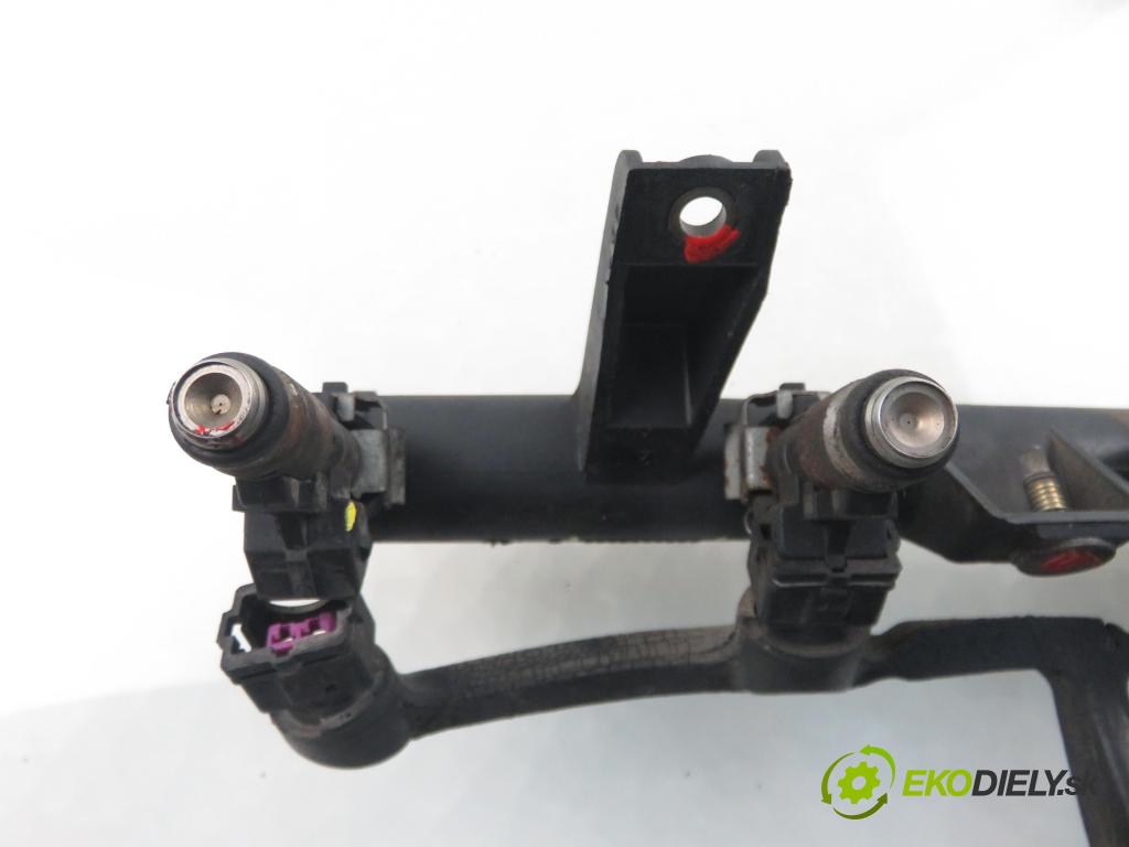 PEUGEOT 206 liftback (2A/C) HB 2003 440,00 1.1 i - HFX (TU1JP) 1124,00 Lišta vstrekovacia 9628982980 ; 9638128080 ; IPM002 (Vstrekovacia lišta)