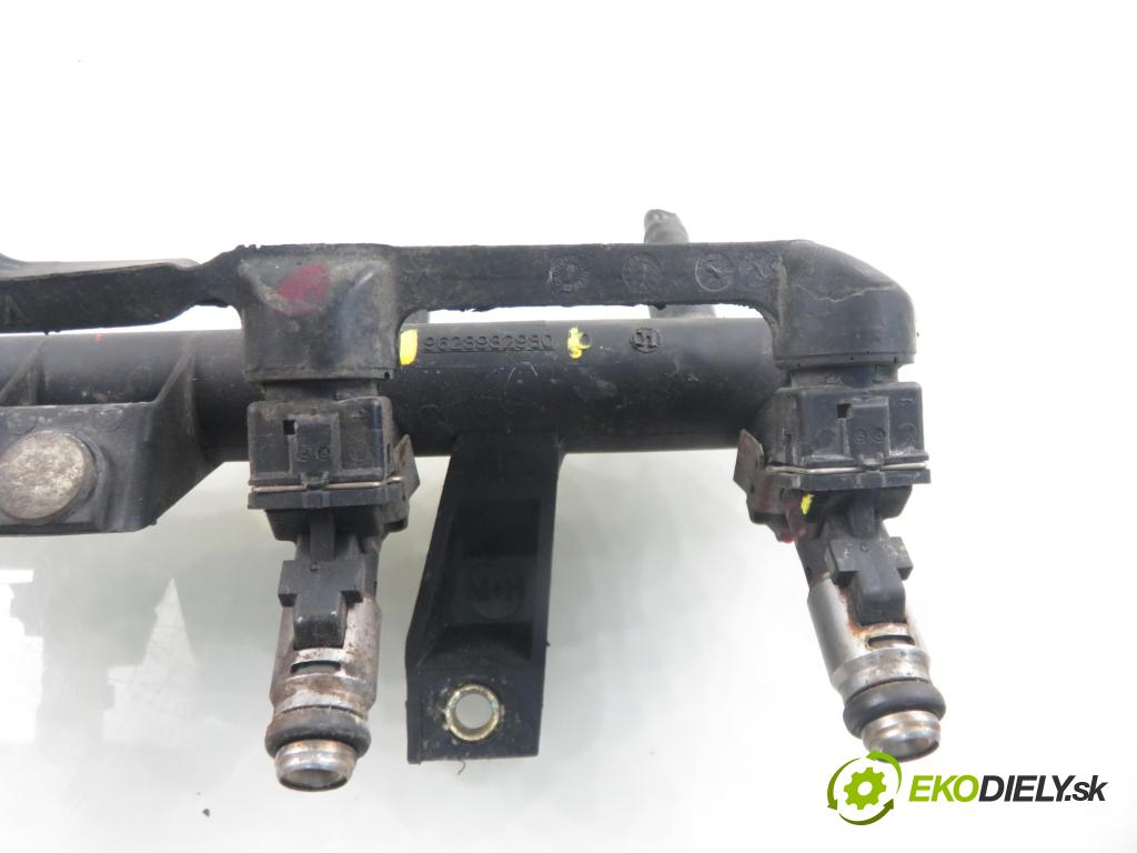 PEUGEOT 206 liftback (2A/C) HB 2004 440,00 1.1 i - HFX (TU1JP) 1124,00 Lišta vstrekovacia 9628982980 ; IPM002 (Vstrekovacia lišta)