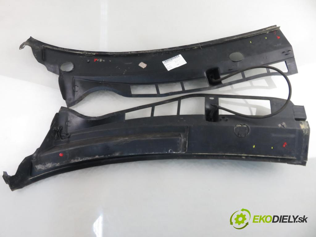 SKODA OCTAVIA I (1U2) LIFTBACK 2000 55,00 1.6 - AEE 1598,00 Torpédo, plast pod čelné okno 1U0819404A ; 1U0819403A (Torpédo (plast pod čelným sklom))