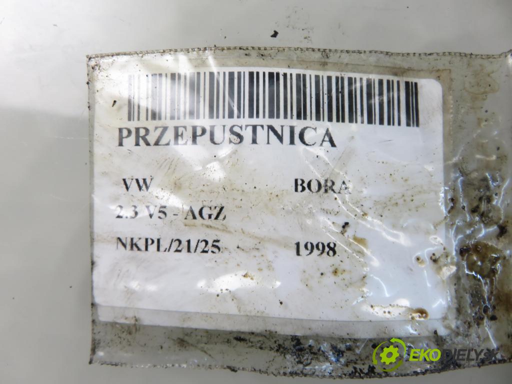 VW BORA (1J2) SEDAN 1998 110,00 2.3 V5 - AGZ 2324,00 škrtíci klapka 021133066 (Škrticí klapka)