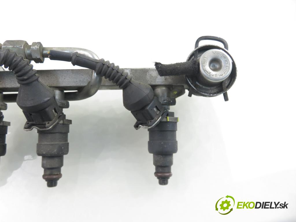 AUDI A4 (8D2, B5) SEDAN 1996 74,00 1.6 8V 100 - ADP 1595,00 Lišta vstrekovacia 078133551N ; 050133681A (Vstrekovacia lišta)