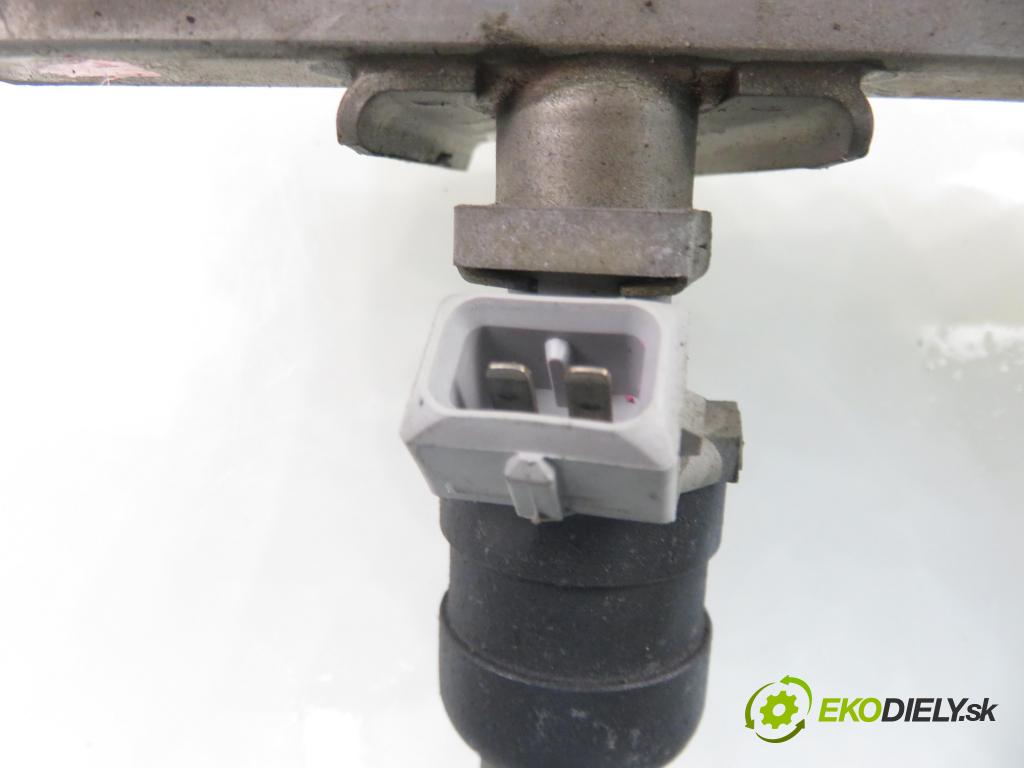 AUDI A4 (8D2, B5) SEDAN 1996 74,00 1.6 8V 100 - ADP 1595,00 Lišta vstrekovacia 078133551N ; 050133681A (Vstrekovacia lišta)