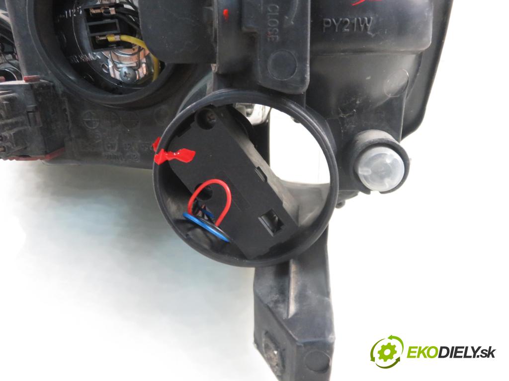 OPEL CORSA C (X01) HB 2001 43,00 1.0 12V 58 - Z 10 XE 973,00 Svetlo PP
