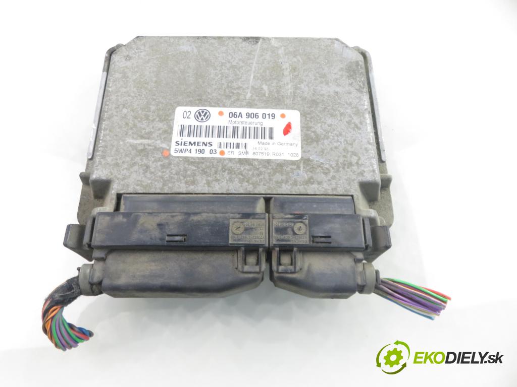 VW GOLF IV (1J1) HB 1998 74,00 1.6 - AKL 1595,00 Riadiaca jednotka Motor 06A906019 ; 5WP419003