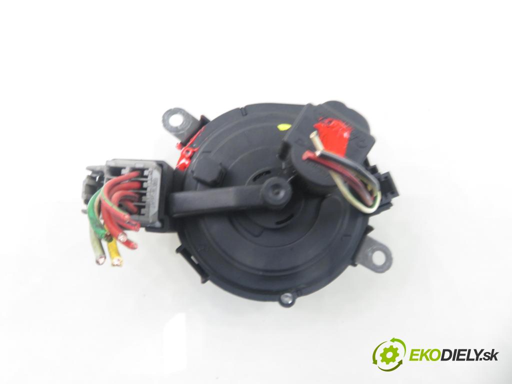 VOLVO S40 II (MS) SEDAN 2006 81,00 1.6 D - D 4164 T 1560,00 spinačka 30768036 (Spínacia skrinka)